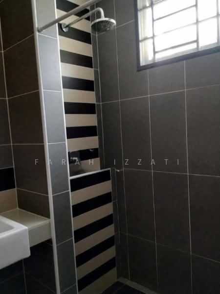 Semi-Detached House for Rent in Telok Panglima Garang (Selangor) - Farah Izzati - Bathroom - PropertyGuru.com.my