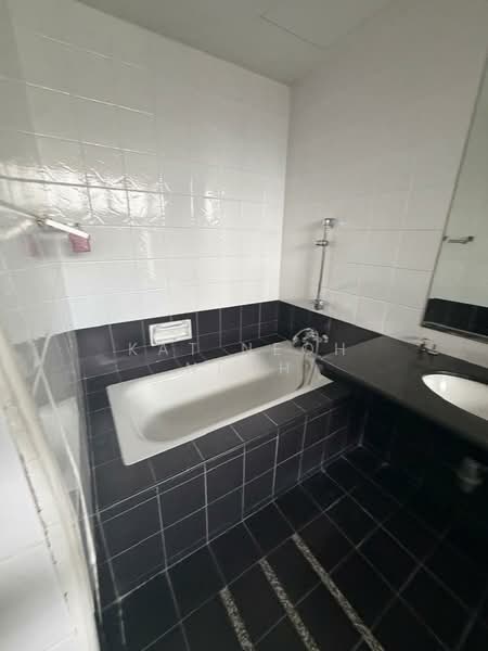 Kondominium untuk Disewa di The Residence Condominium @ TTDI - Kat Neoh NEOH - Bathroom - PropertyGuru.com.my