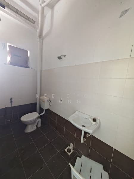 Kedai untuk Dijual di Hutan Melintang (Perak) - Kee Choi Hong - Bathroom - PropertyGuru.com.my