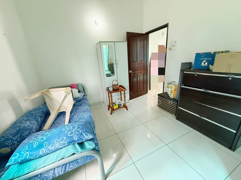 Semi-Detached House for Sale in Taman Desa Cemerlang (Ulu Tiram) - Ee Fong Toh - Bedroom - PropertyGuru.com.my
