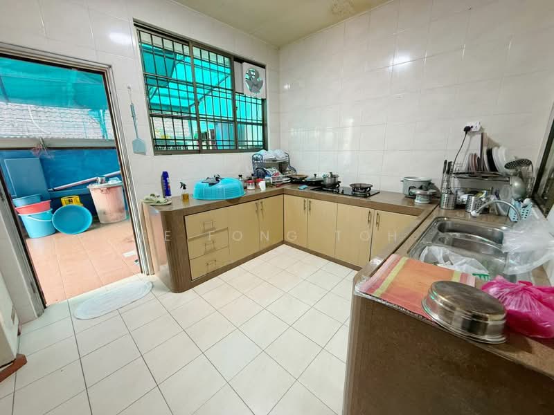 Semi-Detached House for Sale in Taman Desa Cemerlang (Ulu Tiram) - Ee Fong Toh - Kitchen - PropertyGuru.com.my