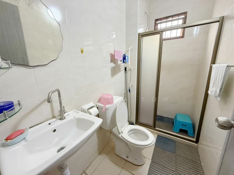 Semi-Detached House for Sale in Taman Desa Cemerlang (Ulu Tiram) - Ee Fong Toh - Bathroom - PropertyGuru.com.my