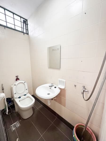 Kondominium untuk Dijual di The Wadihana - Peggie Chua - Bathroom - PropertyGuru.com.my