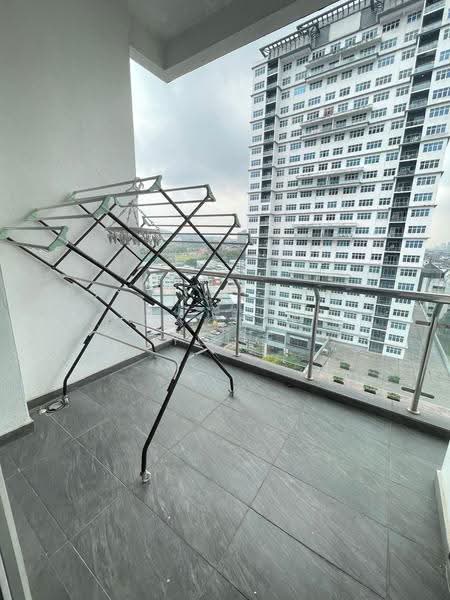 Kediaman Servis untuk Dijual di Skypod Residence - Tee Bee Yong - Balcony - PropertyGuru.com.my