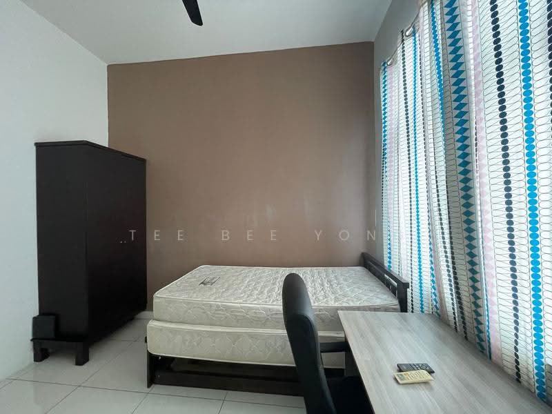 Kediaman Servis untuk Dijual di Skypod Residence - Tee Bee Yong - Bedroom - PropertyGuru.com.my