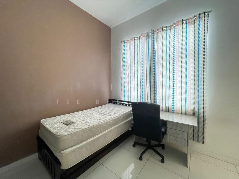 Kediaman Servis untuk Dijual di Skypod Residence - Tee Bee Yong - Bedroom - PropertyGuru.com.my