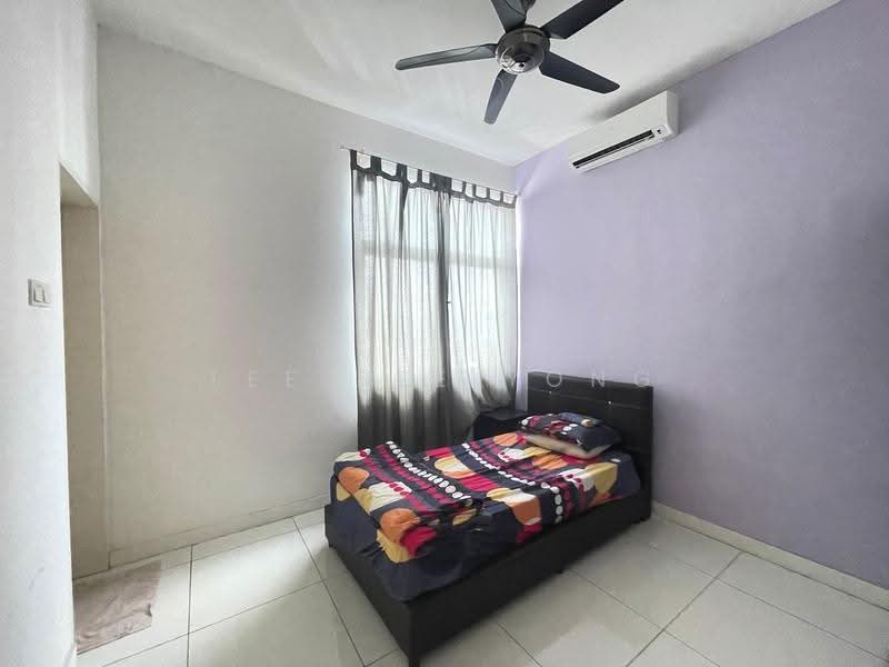 Kediaman Servis untuk Dijual di Skypod Residence - Tee Bee Yong - Bedroom - PropertyGuru.com.my