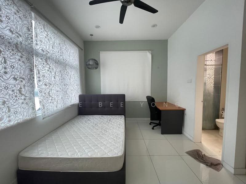 Kediaman Servis untuk Dijual di Skypod Residence - Tee Bee Yong - Bedroom - PropertyGuru.com.my