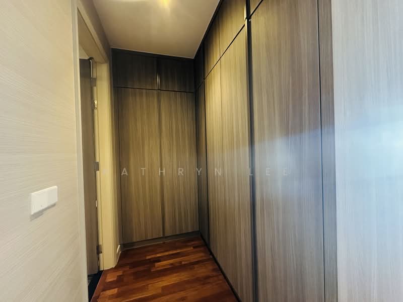 Servis Apartment untuk Dijual di Straits Residences - Kathryn Lee - Master bedroom Walk in wardrobe - PropertyGuru.com.my