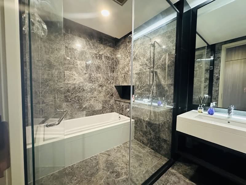 Servis Apartment untuk Dijual di Straits Residences - Kathryn Lee - Master Bathroom with bathtub - PropertyGuru.com.my