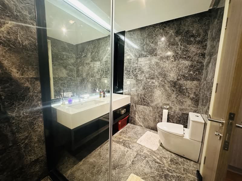 Kediaman Servis untuk Dijual di Straits Residences - Kathryn Lee - Master Bathroom - PropertyGuru.com.my
