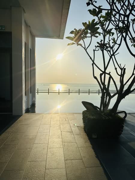Kediaman Servis untuk Dijual di Straits Residences - Kathryn Lee - Swimming pool and facility floor - PropertyGuru.com.my
