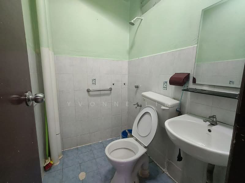 Service Residence for Sale at Villa Krystal @ Bandar Selesa Jaya - Yvonne Lim - Bathroom - PropertyGuru.com.my