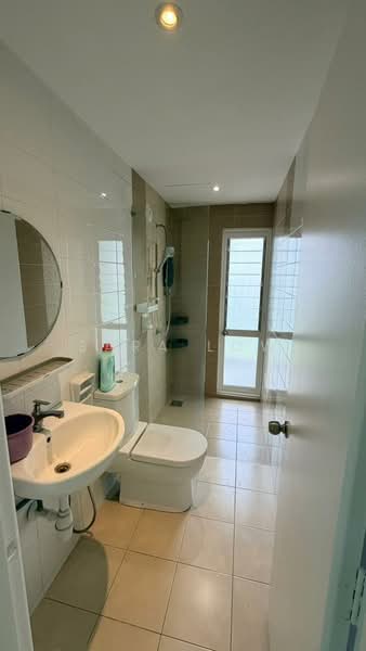 Kondominium untuk Disewa di The Zest @ Kinrara 9 - Sara Low - Bathroom - PropertyGuru.com.my
