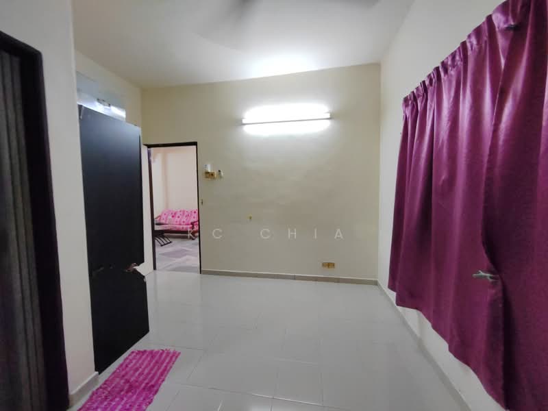 Pangsapuri untuk Dijual di Taman Kinrara Section 2 Apartment - KC Chia - Living Room - PropertyGuru.com.my
