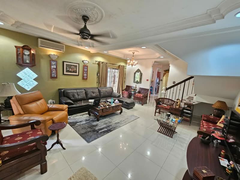 2-storey Terraced House for Sale in Bandar Putra Permai (Seri Kembangan) - Leo Koh - Living Room - PropertyGuru.com.my