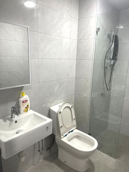 Servis Apartment untuk Disewa di Altris Residences @ The Quartz WM - David Lao - Bathroom - PropertyGuru.com.my