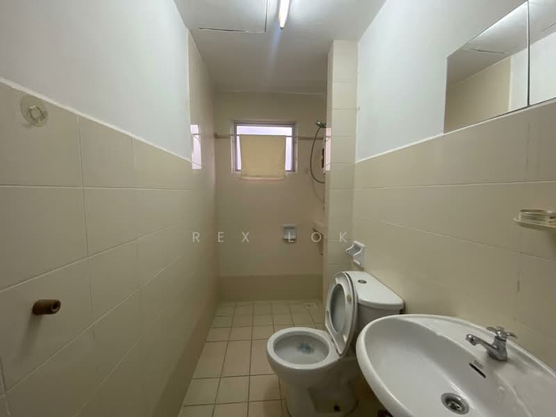 Kondominium untuk Disewa di Perdana View - Rex Lok - Bathroom - PropertyGuru.com.my