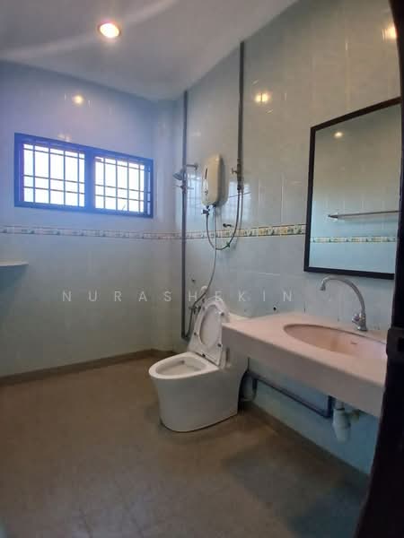 Rumah Teres 2 Tingkat untuk Dijual di Taman Rasah Jaya (Rasah) - Nurashekin . - Bathroom - PropertyGuru.com.my
