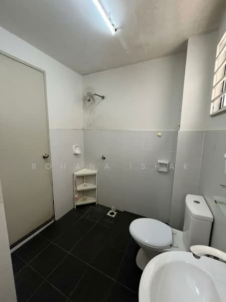 Rumah Teres 2 Tingkat untuk Disewa di Alam Suria (Puncak Alam) - Rohana Ishak - Bathroom - PropertyGuru.com.my