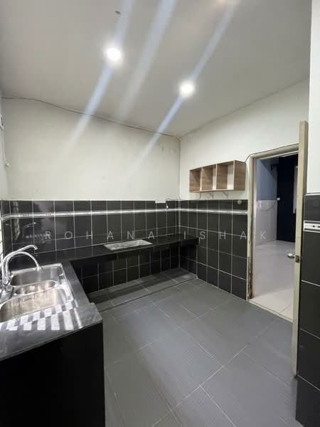 Rumah Teres 2 Tingkat untuk Disewa di Alam Suria (Puncak Alam) - Rohana Ishak - Kitchen - PropertyGuru.com.my