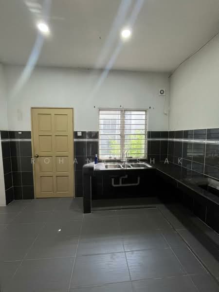 Rumah Teres 2 Tingkat untuk Disewa di Alam Suria (Puncak Alam) - Rohana Ishak - Kitchen - PropertyGuru.com.my