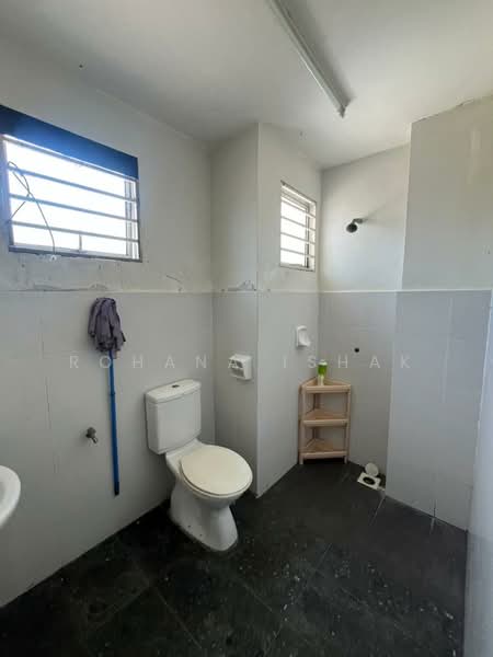 Rumah Teres 2 Tingkat untuk Disewa di Alam Suria (Puncak Alam) - Rohana Ishak - Bathroom - PropertyGuru.com.my