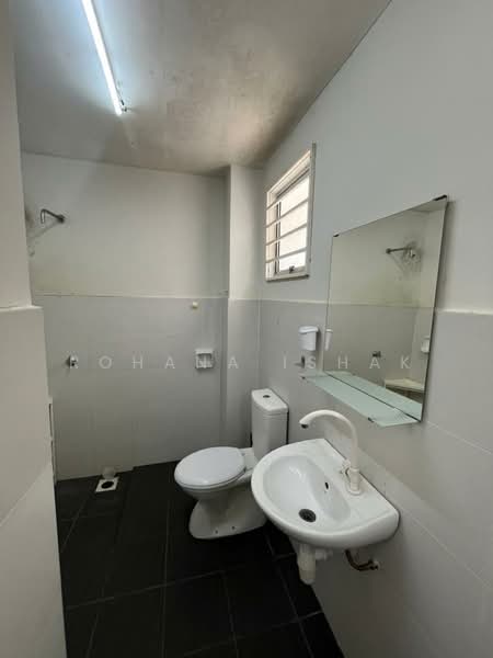 Rumah Teres 2 Tingkat untuk Disewa di Alam Suria (Puncak Alam) - Rohana Ishak - Bathroom - PropertyGuru.com.my