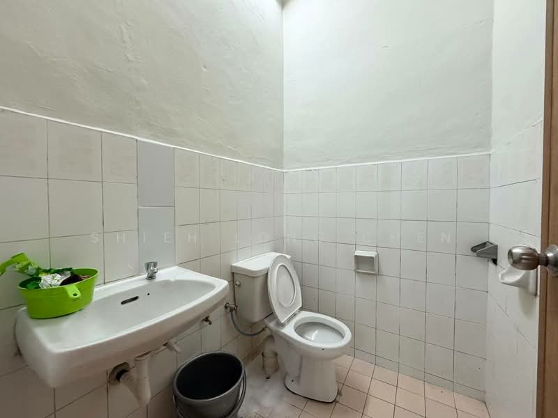 Rumah Teres 1 Tingkat untuk Dijual di Taman Puteri Wangsa (Ulu Tiram) - Shieh Long Chen - Bathroom - PropertyGuru.com.my