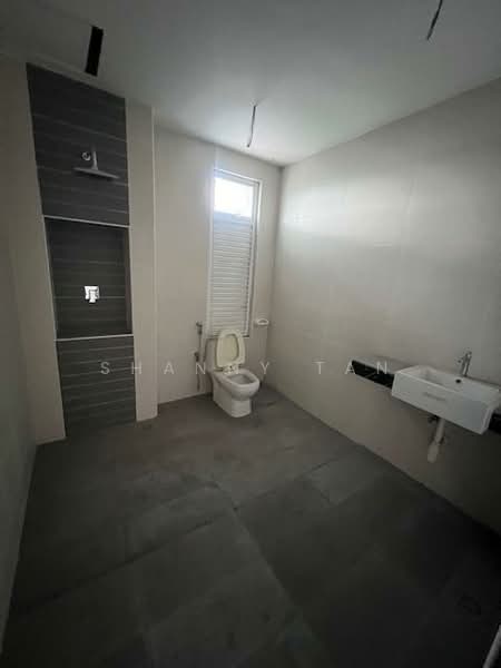 Rumah Teres 3 Tingkat untuk Dijual di Bandar Sungai Long (Selangor) - Shanny Tan - Bathroom - PropertyGuru.com.my