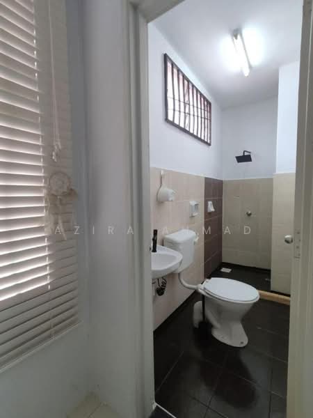 2-storey Terraced House for Sale in Bandar Saujana Putra (Tanjong Duabelas) - Azira Ahmad - Bathroom - PropertyGuru.com.my