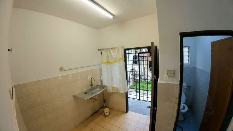 Rumah Teres 2 Tingkat untuk Dijual di Taman Lestari Putra (Seri Kembangan) - Azira Ahmad - Kitchen - PropertyGuru.com.my