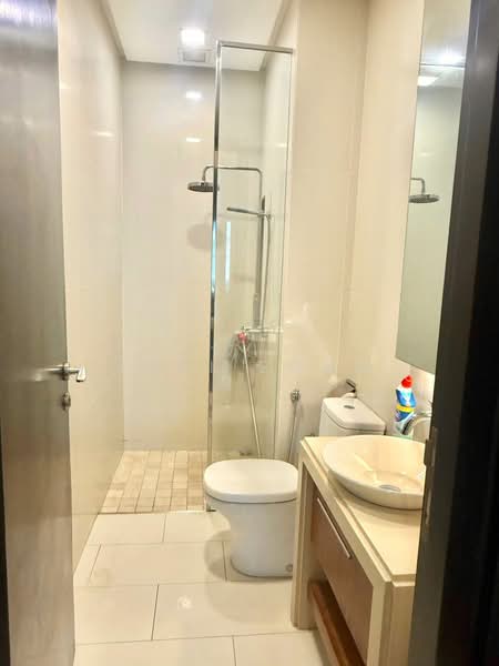 Servis Apartment untuk Disewa di Straits Quay (The Suites at Waterside) - Yuki Bong - Bathroom - PropertyGuru.com.my