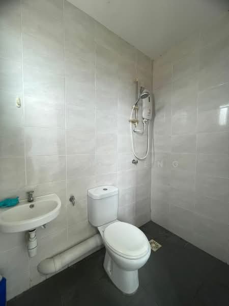 Pangsapuri untuk Dijual di Pangsapuri Saujana Permai 2 - Soon Sheng Law - Bathroom - PropertyGuru.com.my