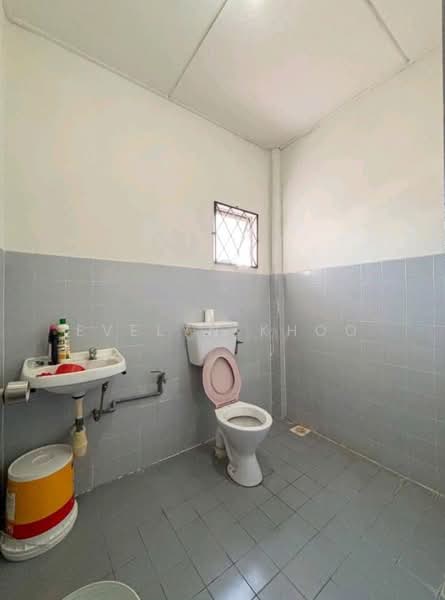 Rumah Berkembar untuk Dijual di Taman Desa Country Homes (Rawang) - Evelyn Khoo - Bathroom - PropertyGuru.com.my