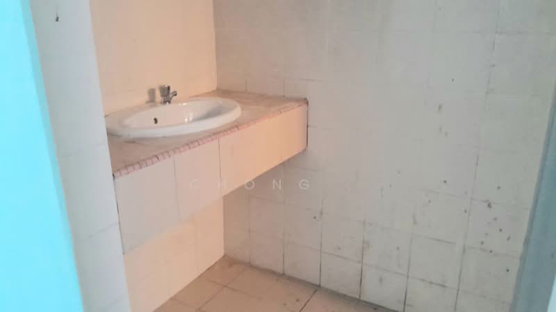 Kedai untuk Disewa di Bandar Tasik Kesuma (Beranang) - Chong . - Bathroom - PropertyGuru.com.my