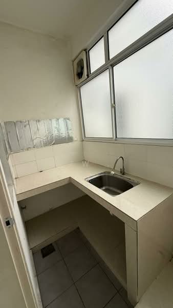 Servis Apartment untuk Disewa di Zeva @ Equine South - Kew . - Kitchen - PropertyGuru.com.my