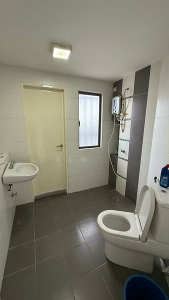 Servis Apartment untuk Disewa di Zeva @ Equine South - Kew . - Bathroom - PropertyGuru.com.my