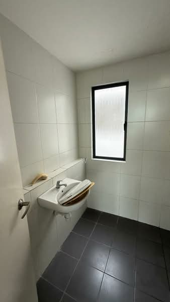 Servis Apartment untuk Disewa di Zeva @ Equine South - Kew . - Bathroom - PropertyGuru.com.my