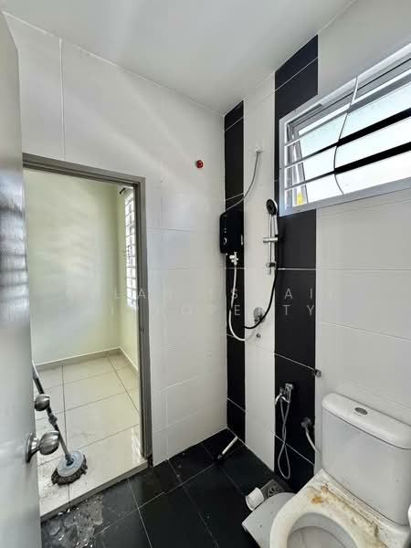 2-storey Terraced House for Sale in Bandar Putra (Kulai) - Azlan Ismail aiproperty - Bathroom - PropertyGuru.com.my