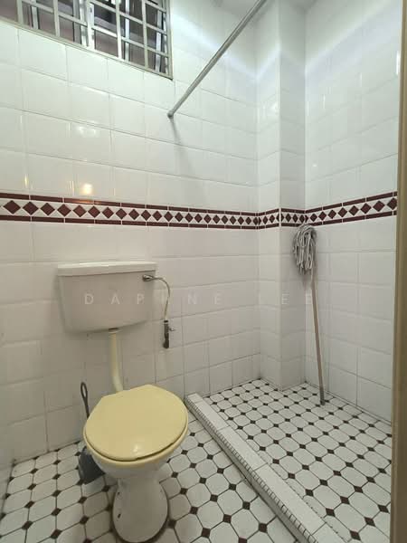 Rumah Teres 2 Tingkat untuk Dijual di Taman Molek (Johor Bahru) - Daphne Lee - Bathroom - PropertyGuru.com.my