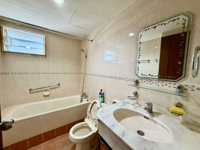 Kondominium untuk Dijual di Gurney Park Condominium - Veronica Boo - Bathroom - PropertyGuru.com.my