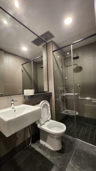 Service Residence for Sale at Bloomsvale Menara Vista Petaling - Yen Alice - Master Bathroom - PropertyGuru.com.my