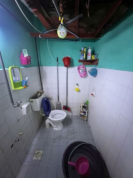Pangsapuri untuk Dijual di Rajawali Apartment - SK Luk - Bathroom - PropertyGuru.com.my