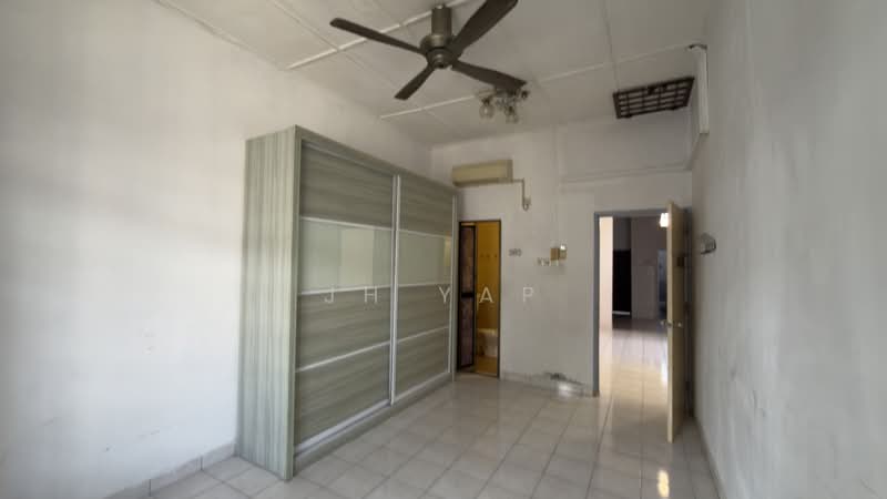1-storey Terraced House for Rent in Taman Molek (Johor Bahru) - JH Yap - Bedroom - PropertyGuru.com.my