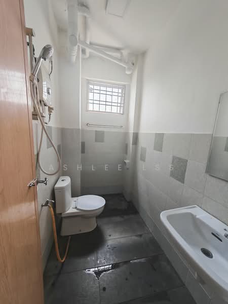 Pangsapuri untuk Disewa di Zamrud Apartment - Ashlee LSS - Bathroom - PropertyGuru.com.my
