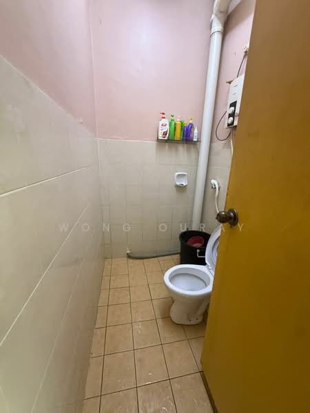 Rumah Teres 2 Tingkat untuk Dijual di Taman Sierra Perdana (Masai) - Wong Ouray - Bathroom - PropertyGuru.com.my