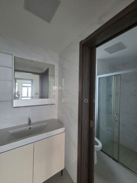 Apartment for Rent at Starview Bay @ Forest City - Jane Loh - Common Bathroom - PropertyGuru.com.my