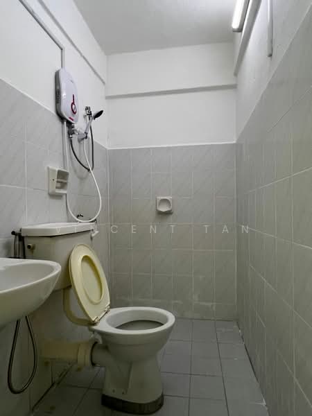 Pangsapuri untuk Disewa di Taman Pekaka Block 31 - Vincent Tan - Bathroom - PropertyGuru.com.my