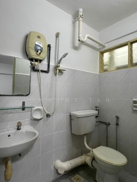 Pangsapuri untuk Disewa di Taman Pekaka Block 31 - Vincent Tan - Bathroom - PropertyGuru.com.my